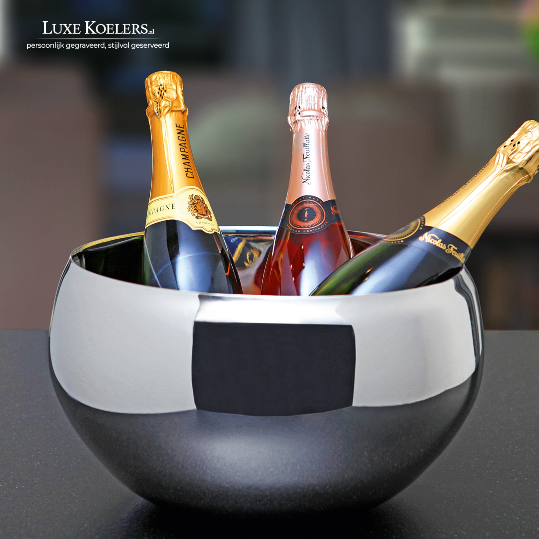 drie flessen in koeler tegen grijze achtergrond