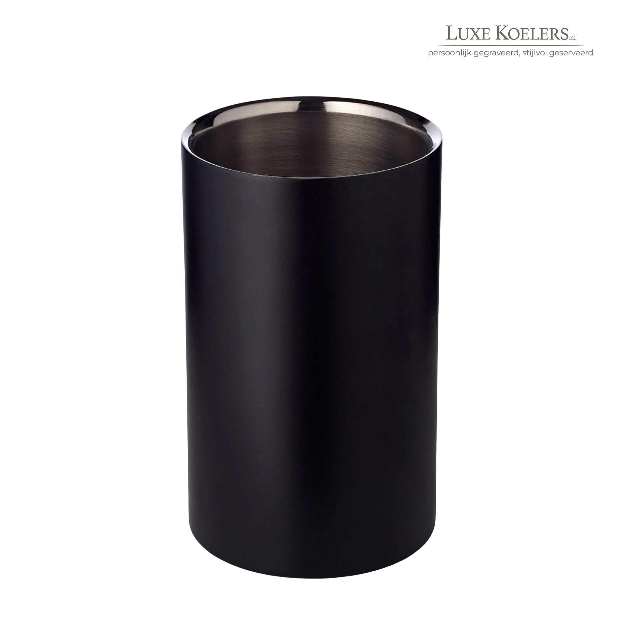 Witte achtergrond met logo van Luxe Koeler.nl en zwarte dranken koeler