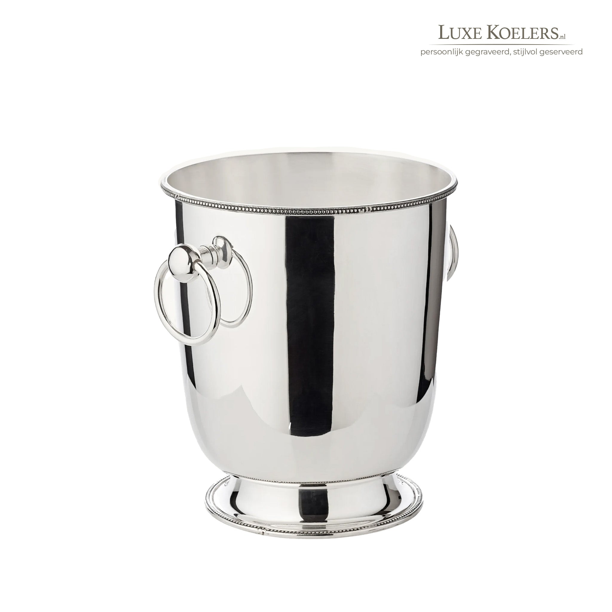 verzilverde koeler voor wijn en champagne tegen witte achtergrond. langs voet en hals bewerkt met de zogenaamde parelrand. Koeler heeft oren.