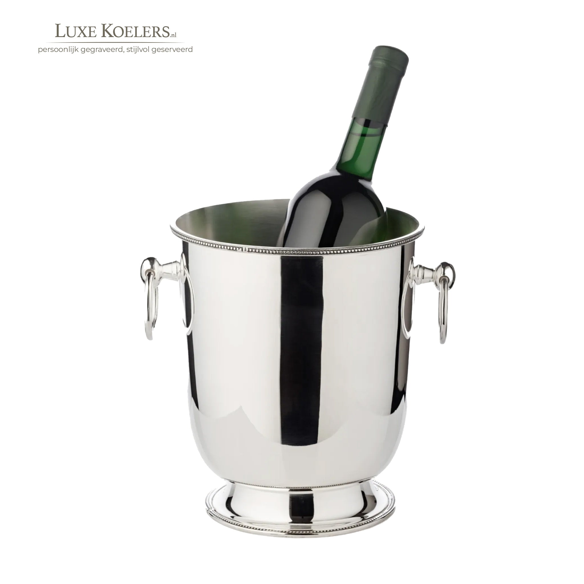 Verzilverde traditionele koeler met een parelrand lang de voet en opening. In de koeler een groene fles. De koeler heeft vaste houders met daarin ronde ringen. Op een witte achtergrond