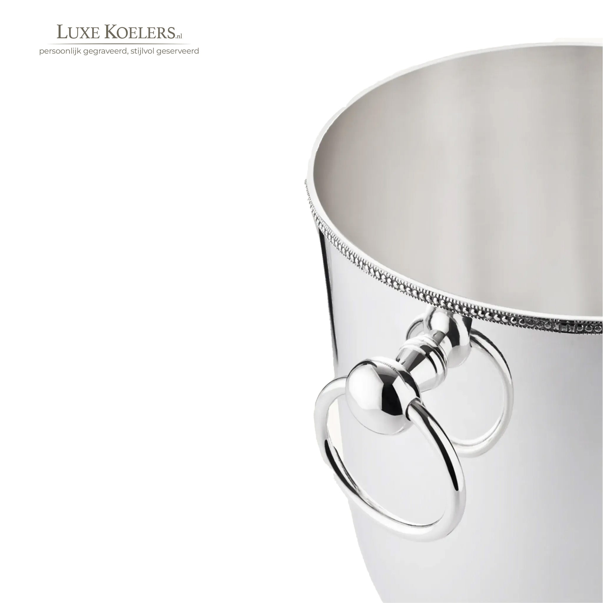 Uitvergroot deel van een koeler tegen witte achtergrond. Focus ligt op de oren van de koeler die vast zitten en waarin de ring hangt.