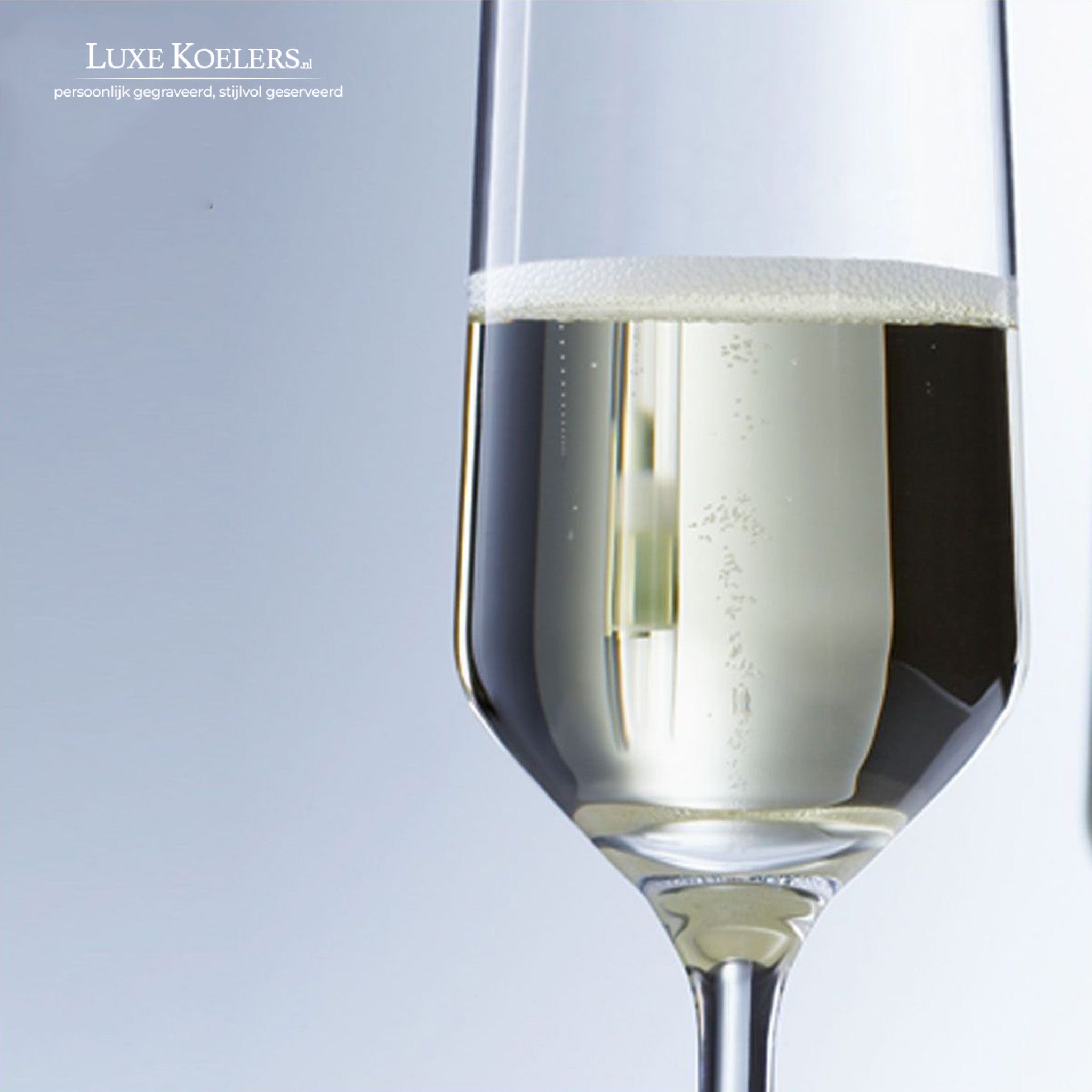 close up van glas met champagne en wat bubbels
