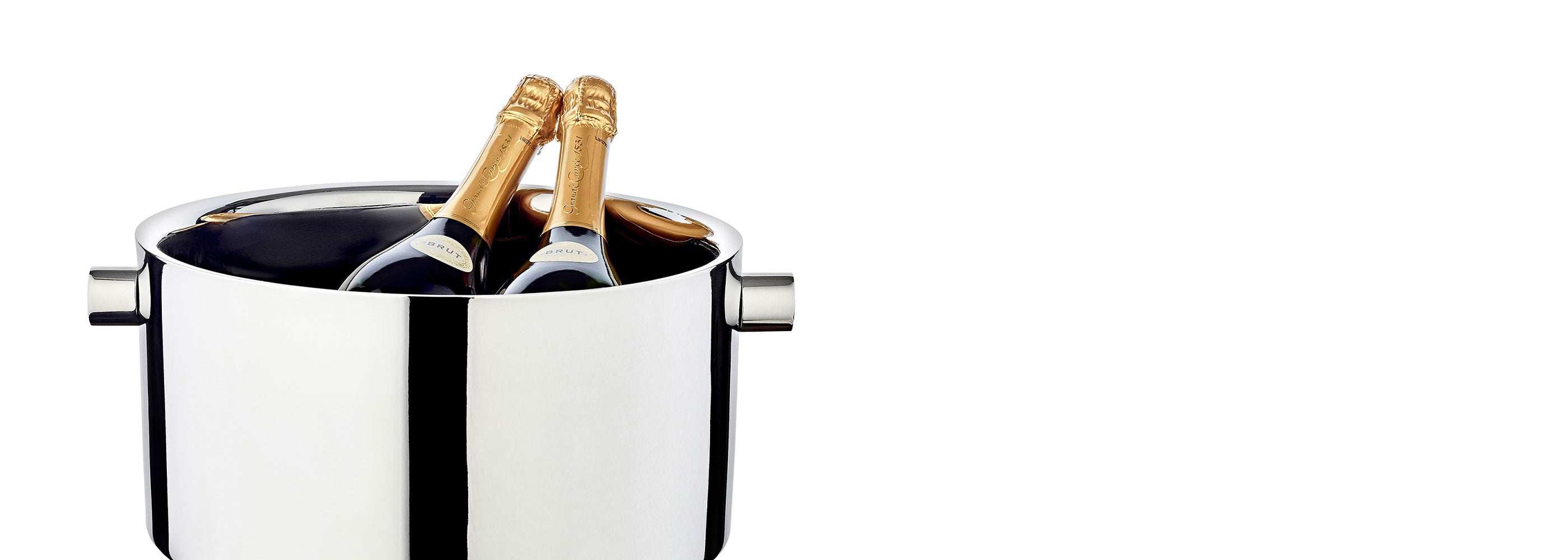 zilver kleurige champagnekoeler met oren en twee flessen champagne. graveren. Witte achtergrond