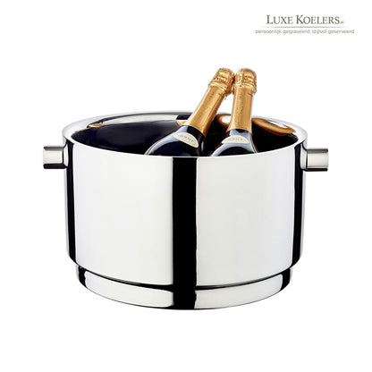 Zilveren champagnekoeler op een witte achtergrond met twee champagneflessen er in 