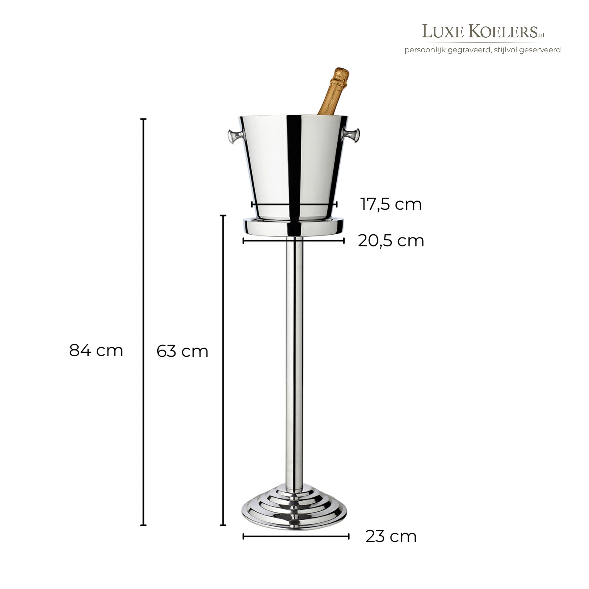 Zilveren champagnekoeler met voet en afmetingen op een witte achtergrond