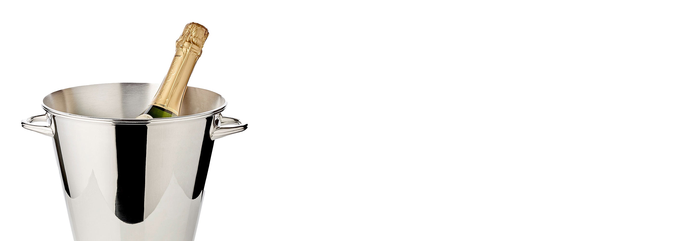 Calo koeler verzilverd met fles champagne en goudkleurige huls over muselet. Witte achtergrond.