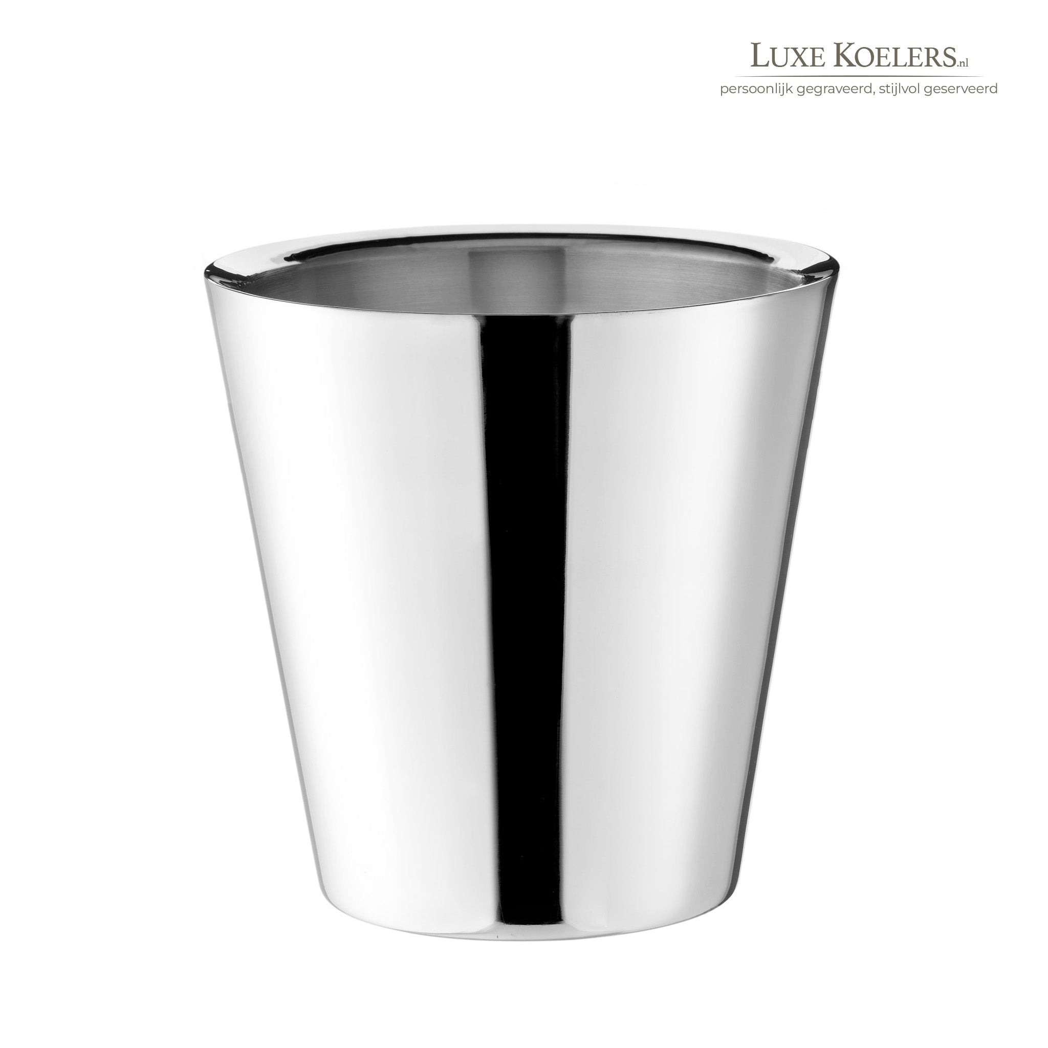 Zilveren moderne champagnekoeler op een witte achtergrond