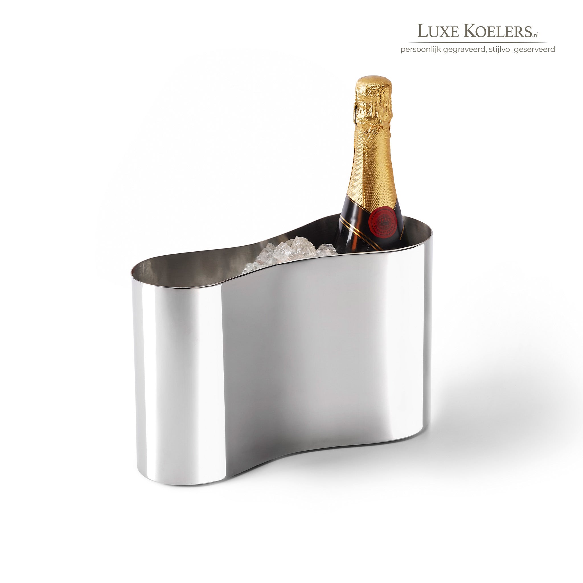 Glanzende champagnekoeler met ruimte voor 2 flessen tegen witte achtergrond
