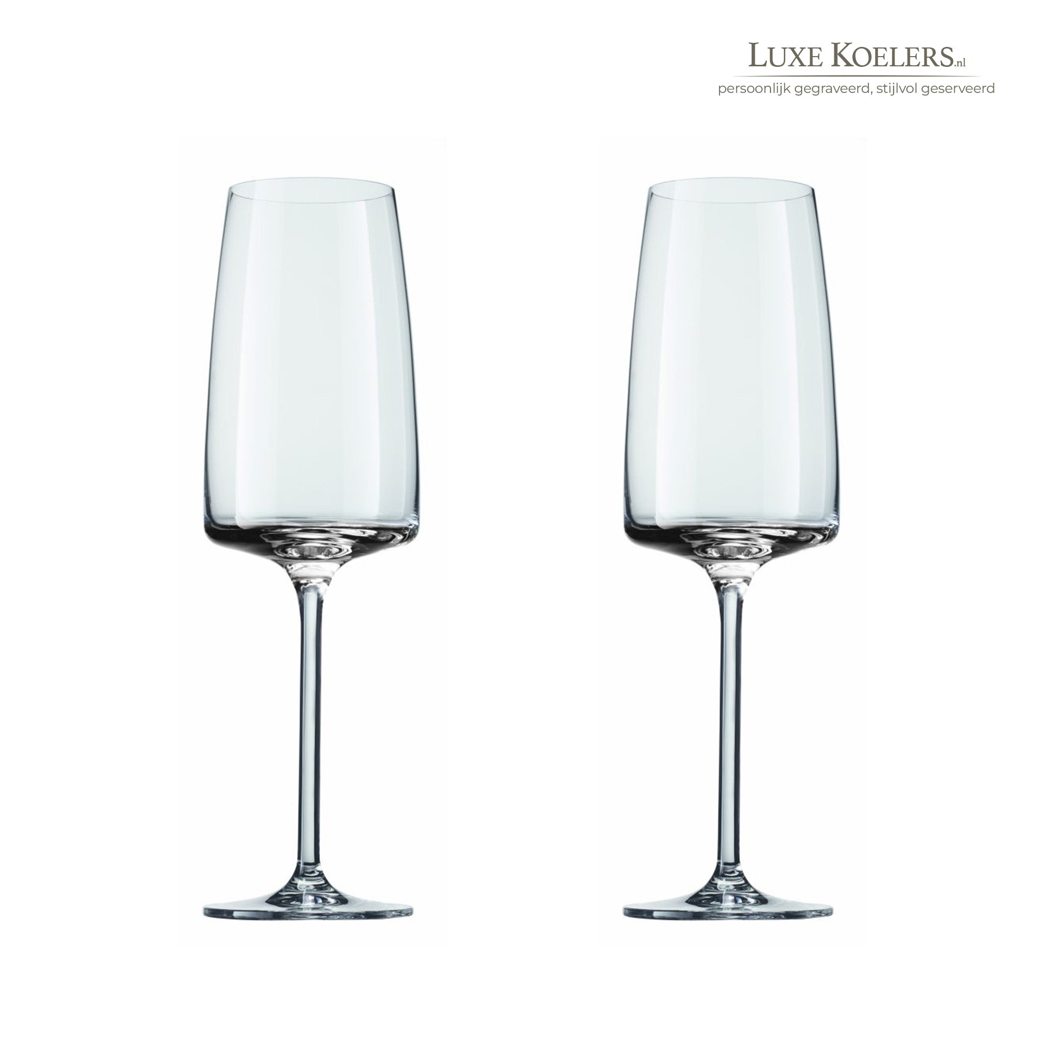 twee glazen op een witte achtergrond met rechts bovenin een logo
