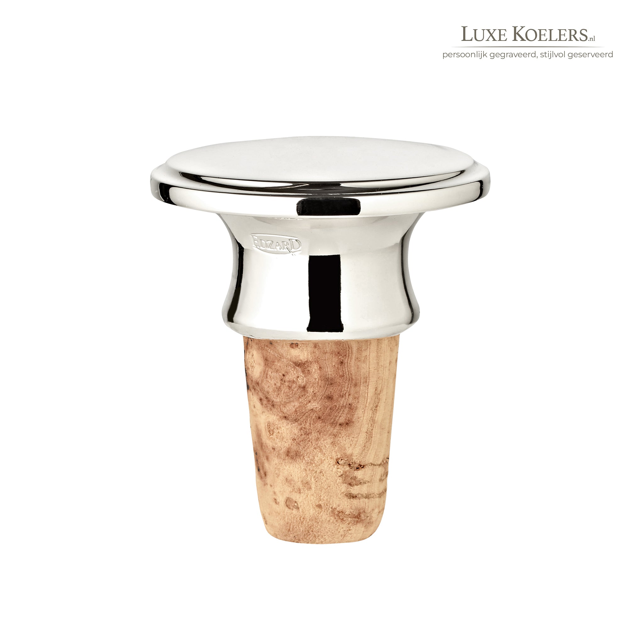 Zilveren wijnstop met kurken bodem op een witte achtergrond