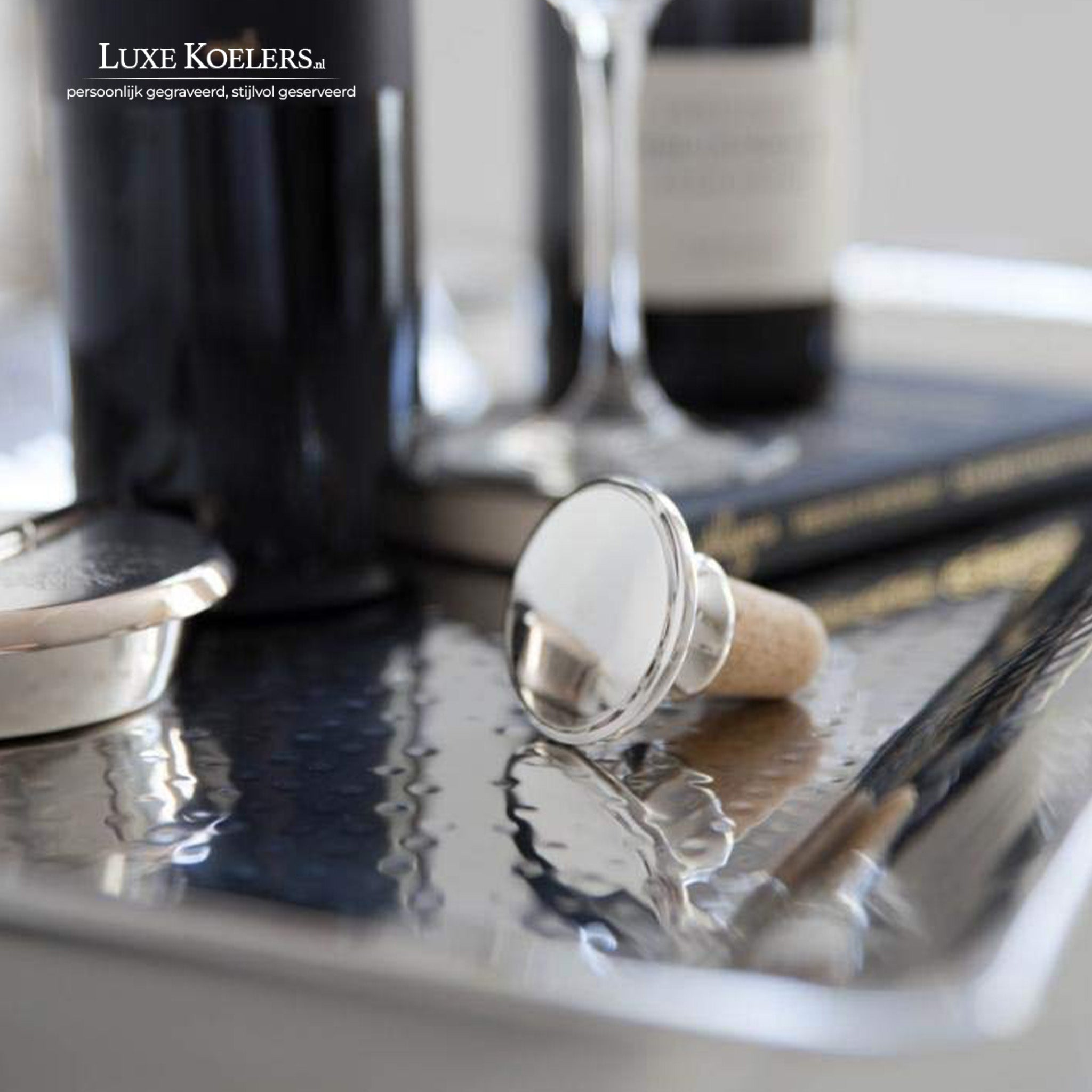 Zilveren wijnstop op een zilveren dienblad