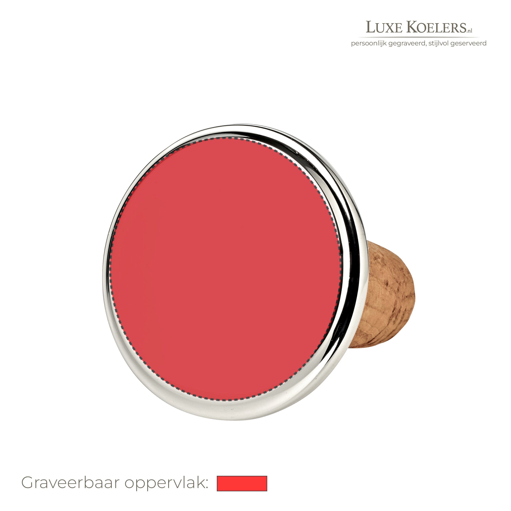 Witte achtergrond met logo rechts boven. Op voorwerp staat een rood vlak waarbinnen gegraveerd kan worden. Wijnstop verzilverd