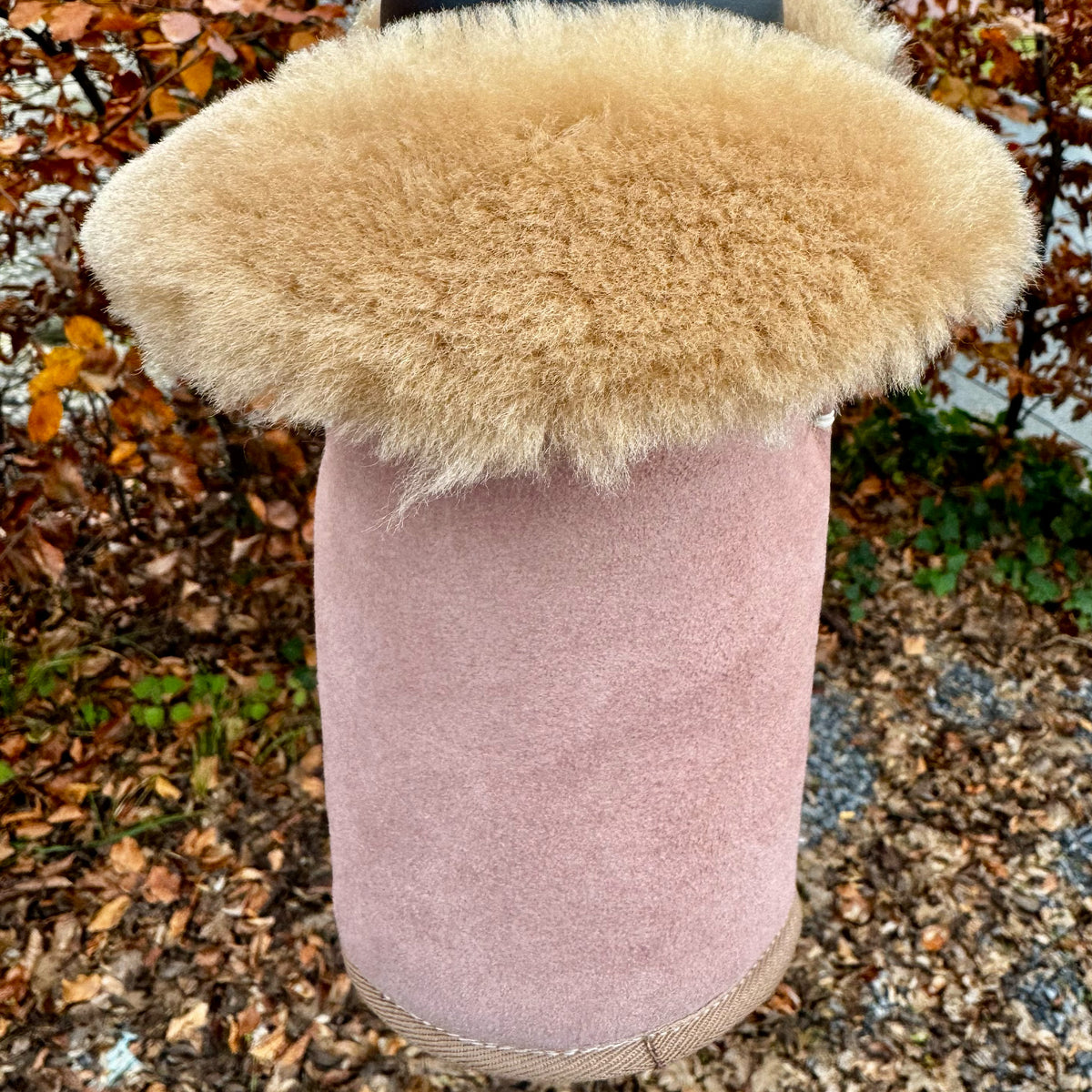 Kywie model Tulip voor wijn en normale champagne flessen.De wijnkoeler is volledig gemaakt van natuurlijke schapenvacht. foto model Onyx omdat deze wat meer roze is dan productfoto leverancier.