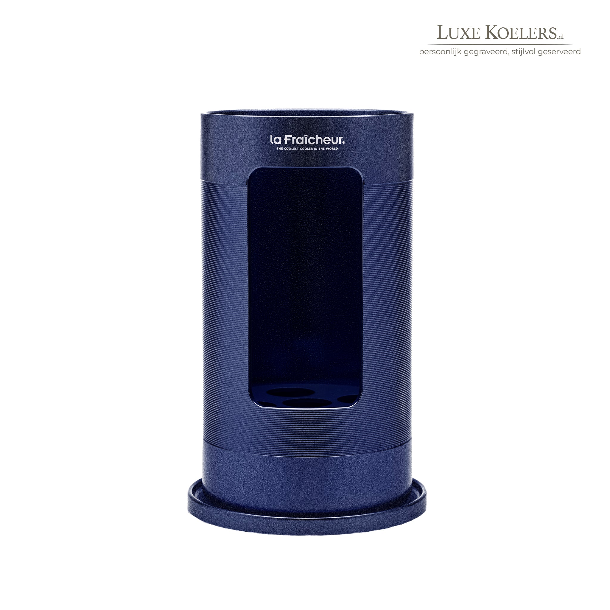 blauwe aluminium koeler met gat op witte achtergrond