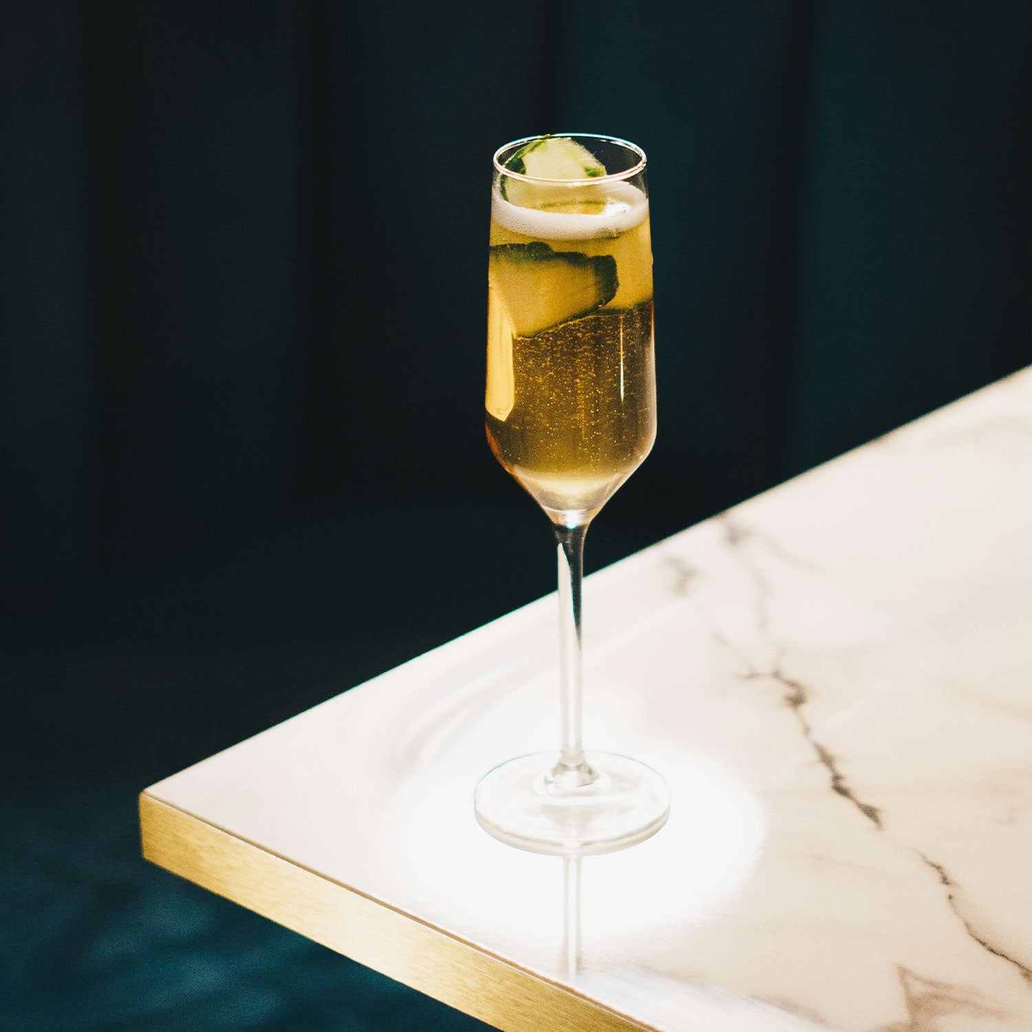 gevuld champagneglas op marmeren tafel 